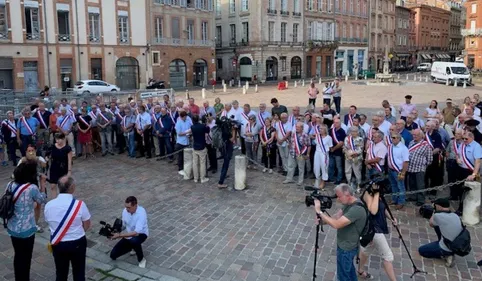 Une centaine de maires ariégeois devant la préfecture de Toulouse