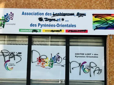 Le centre LGBT+66 de Perpignan recouvert de tags homophobes