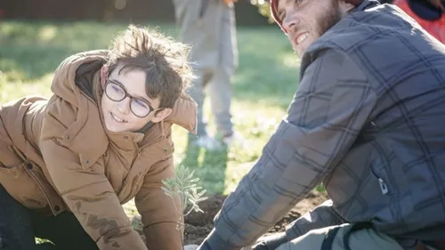 Environnement : 220 arbres plantés par des enfants chez un...