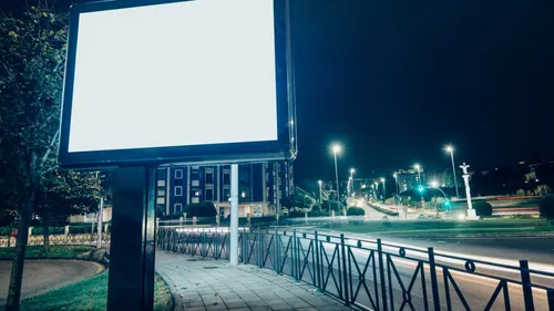 Publicités lumineuses : l’arsenal de sanctions renforcées