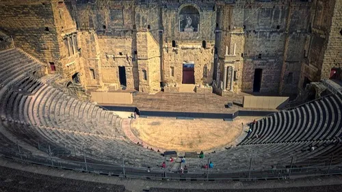 Orange : un spectacle immersif unique au monde prochainement au...