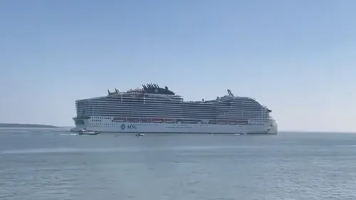 Saint-Nazaire fait ses adieux au géant des mers : le MSC World...