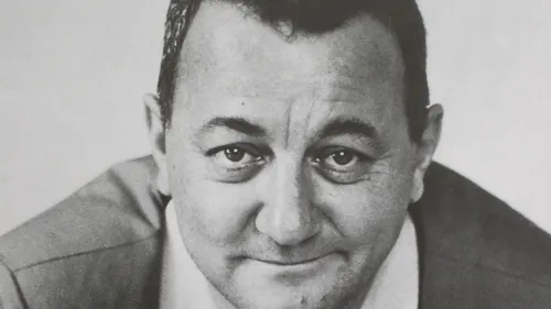 Coluche, 39 ans après : le rire, la révolte et la mémoire