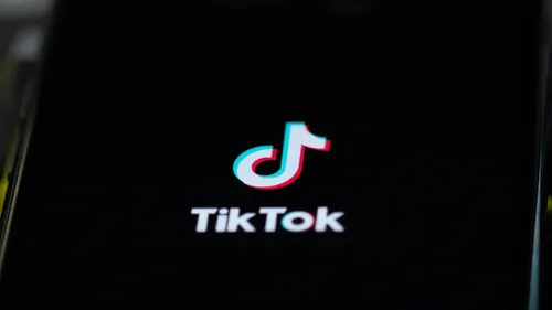 TikTok visé par une enquête pour son algorithme, soupçonné...