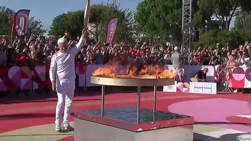 J.O. de Paris 2024 : revivez en vidéo le passage de la flamme...