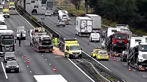 Sur l'A10 aux portes de Bordeaux, un poids-lourd traverse les rails...