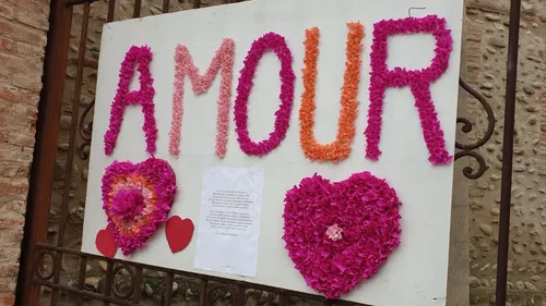 Millas : de nombreux cœurs, poèmes et masques ornent les rues