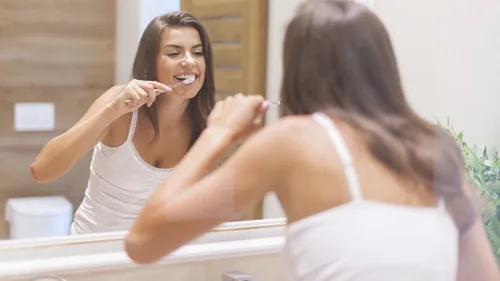 Le brossage de vos dents peut vous causer une poussée d'acné