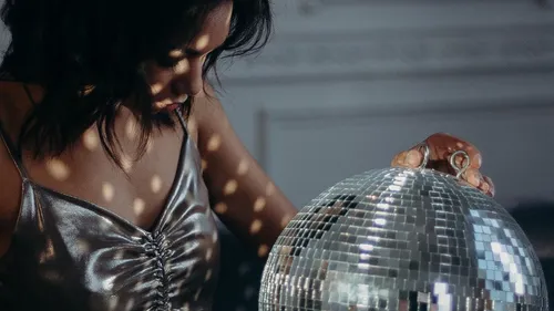 Comment porter les vêtements métallisés au quotidien ?