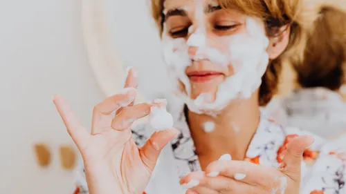 A quelle fréquence faut-il laver son visage ?