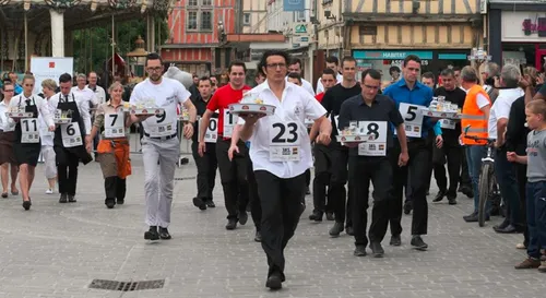 La course de garçons de café à Troyes a fait son grand retour.