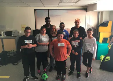 2 footballeurs Troyens offrent du bonheur aux enfants hospitalisés.