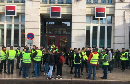 Les gilets jaunes s'en prennent aux banques à Troyes.