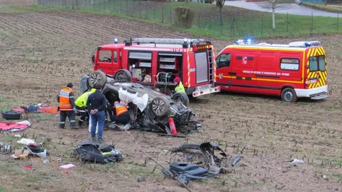 Il passe la nuit coincé dans sa voiture accidenté