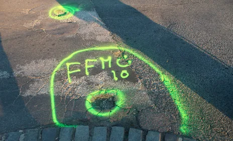 Opération marques des trous