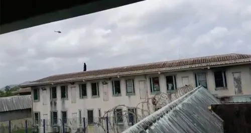 Deux prisionniers manifestent à Clairvaux.