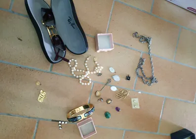 A qui sont ces objets volés ?