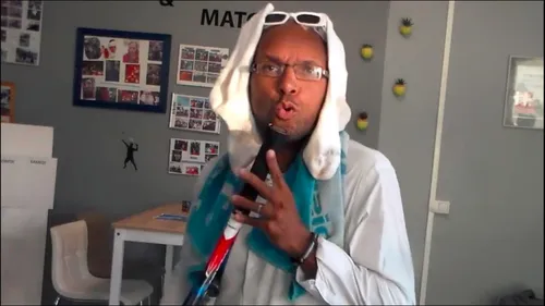 Un coach de tennis prêt à tout pour recruter des licenciés