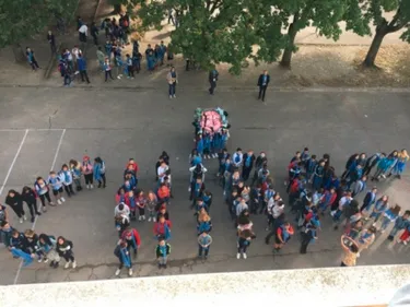 Les élèves disent adieu à Chirac.