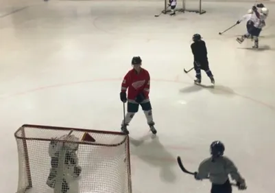 Vivre le "rêve canadien" grâce au hockey sur glace.