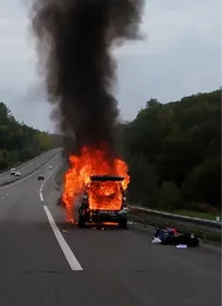 Sa voiture s'enflamme sur l'autoroute