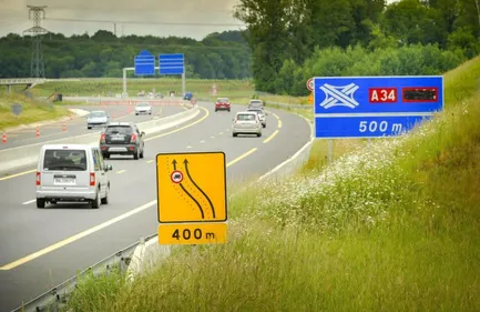 Le bébé naît sur la bande d'arrêt d'urgence de l'autoroute