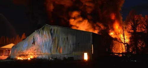 Sedan : un impressionnant incendie sur la friche Mory