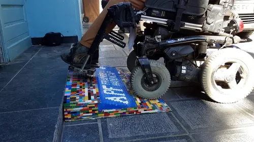 Une rampe d'accès en Lego