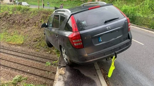 Une voiture en position délicate
