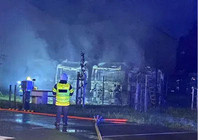 Quatre camions détruits par les flammes