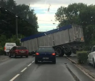 Un camion perd sa remorque