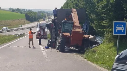 Le poids lourd se couche sur la chaussée