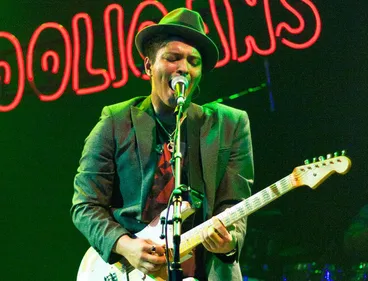 BRUNO MARS FÊTE LES 10 ANS DE SON PREMIER ALBUM