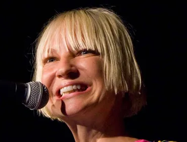 SIA SE LANCE DANS LE CINÉMA