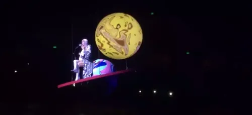 Katy Perry: un problème technique bloque la chanteuse suspendue...