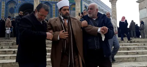 Jérusalem : La police israélienne maltraite et frappe le directeur...