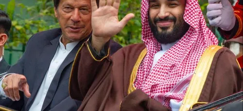 Le parlement pakistanais offre une arme en plaqué or au prince...