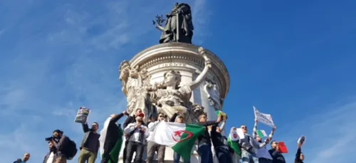 Les algériens manifestent à Paris contre la candidature de Bouteflika