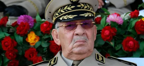 Algérie : Ahmed Gaïd Salah loue les « liens »  de l'armée avec le...