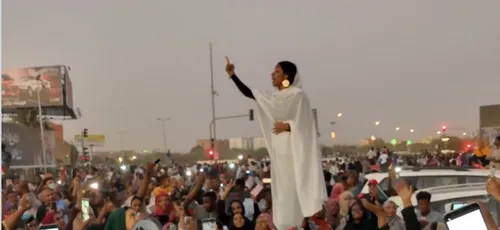 Cette  femme vêtue de blanc, devenue égérie de la révolte...