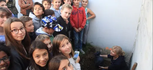Pornichet : des élèves enterrent une "capsule temporelle"