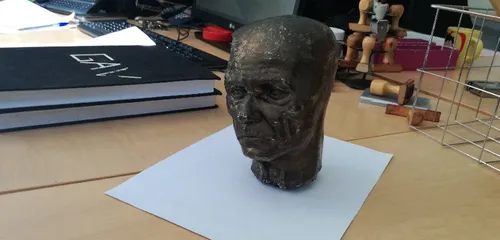 Voyage à Nantes : la tête de bronze de l'oeuvre de la place Graslin...