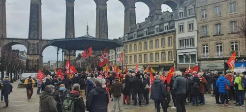 Régularisation de sans-papiers: Plus de 200 personnes rassemblées à...