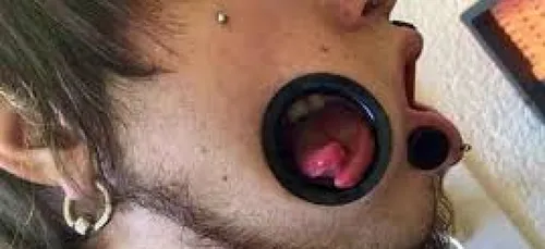 IL A 11 piercings DE OUF SUR LE VISAGE (VIDEO)