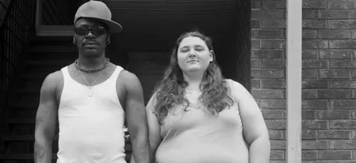 Ces couples interethniques se prennent en photo avec une remarque...