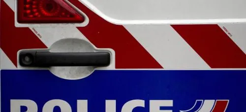 Il prend un policier en stop alors qu'il roule sans permis tout en...