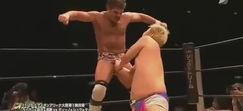 Japon: avec une prise de catch où il utilise son pénis, il contre...