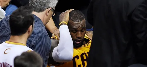 Lebron James chute sur une spectatrice !! (Vidéo)