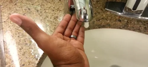 Un distributeur de savon qui n'aime pas les noirs (vidéo)