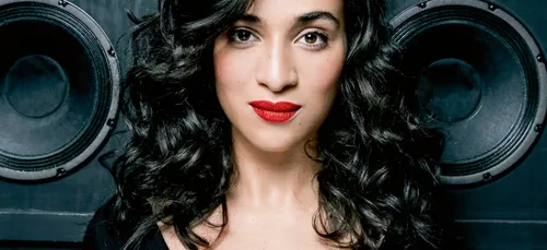 Camélia Jordana un sein à l'air en couverture de l'Obs ! (photo)